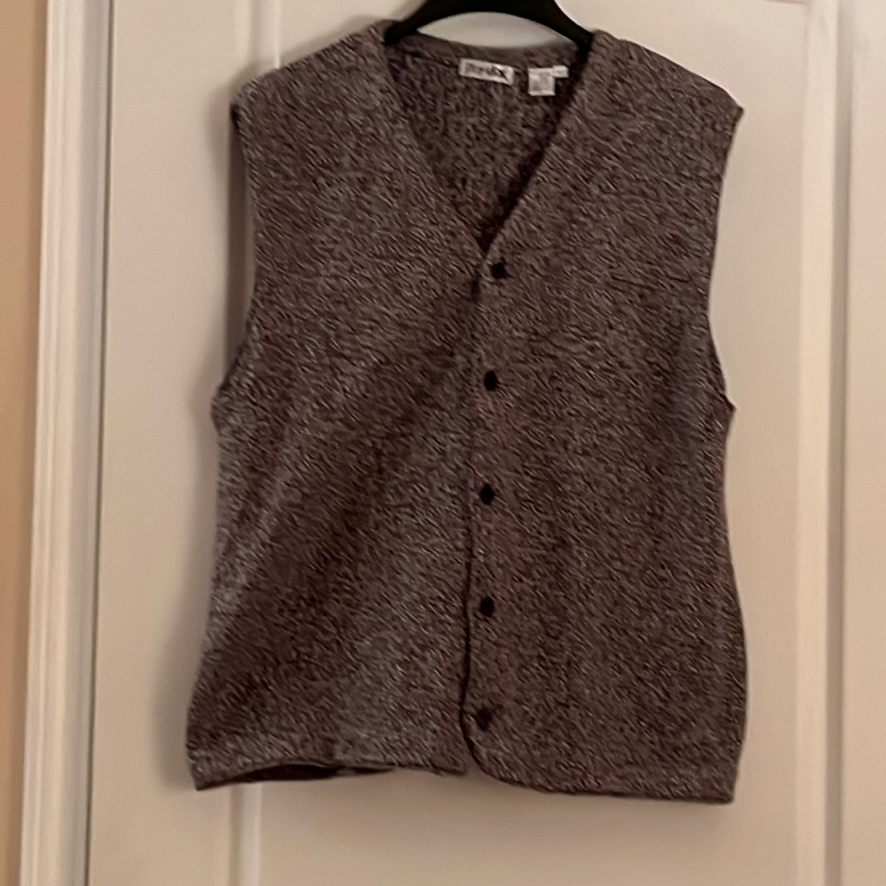 ❤️4/$25 Paradox sweater vest